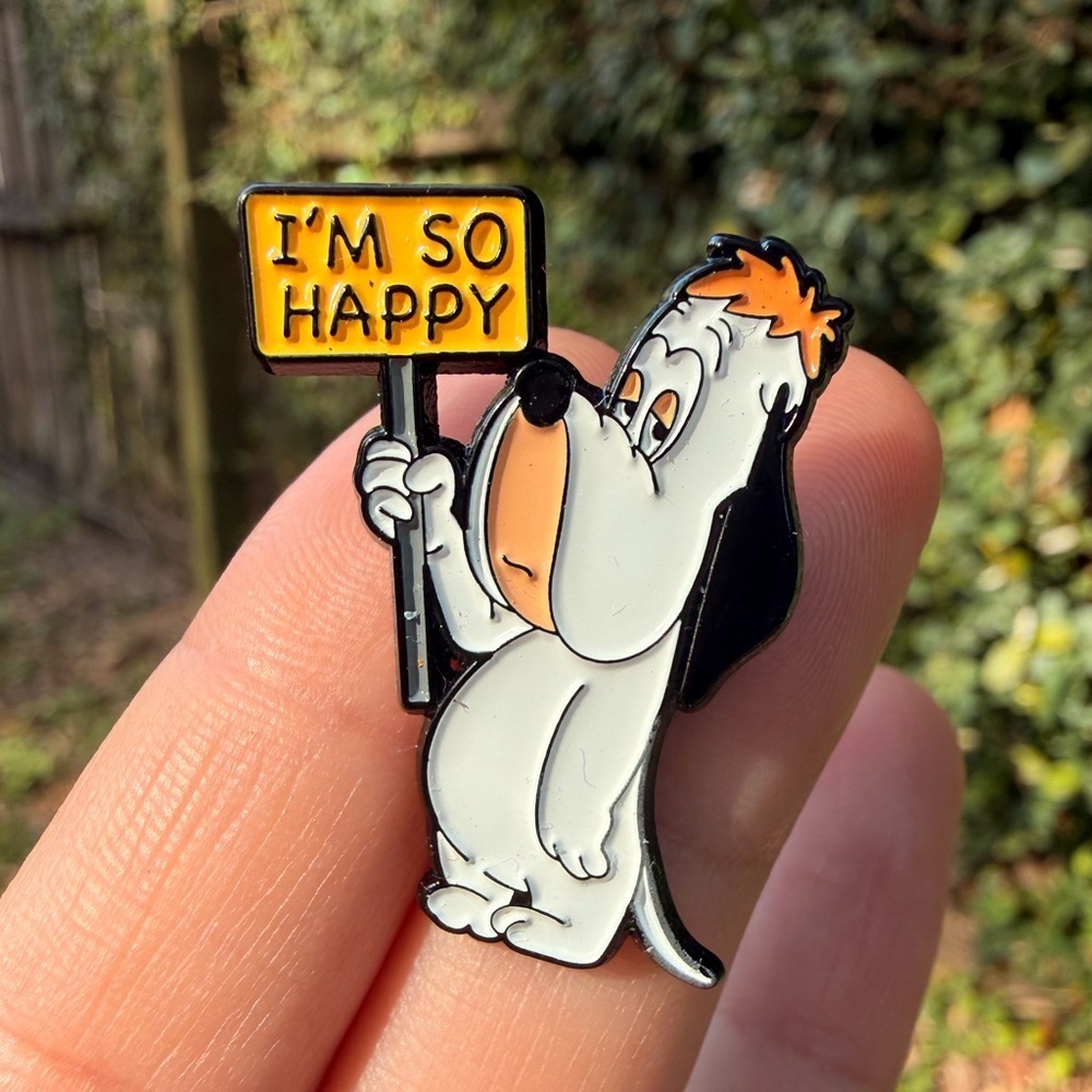 DROOPY dog enamel pin - classic cartoon brooch lapel - Picture 4 of 4